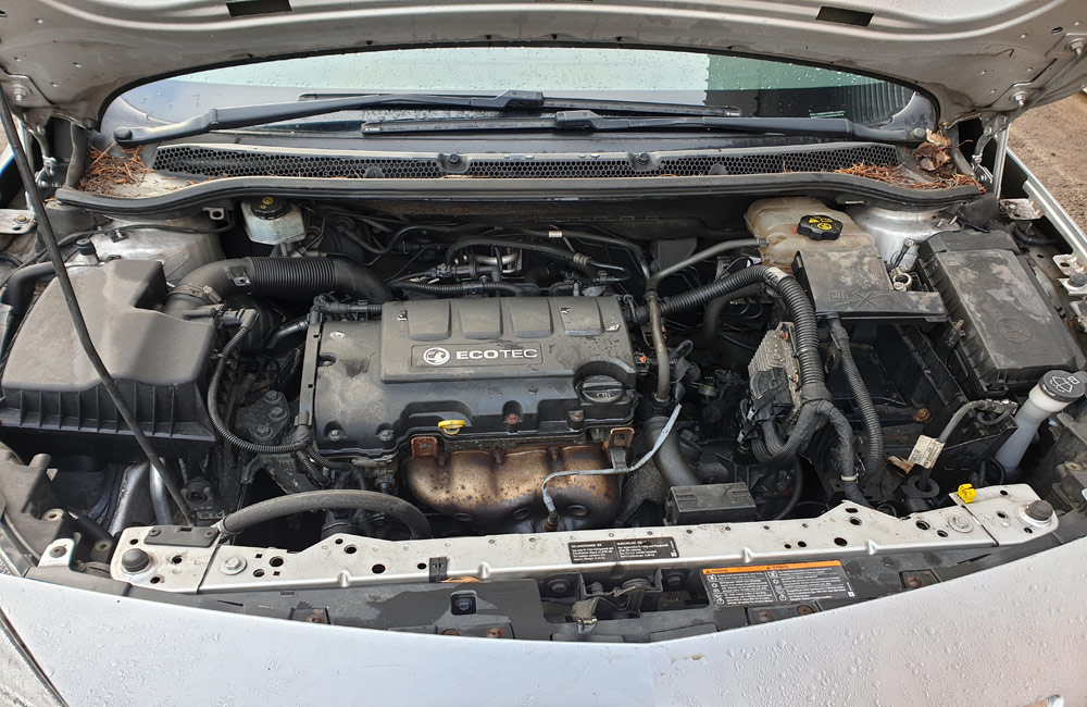 Vauxhall Astra J Exclusiv breaking parts spares 1.4 Engine A14XER Z176 Silver Doors