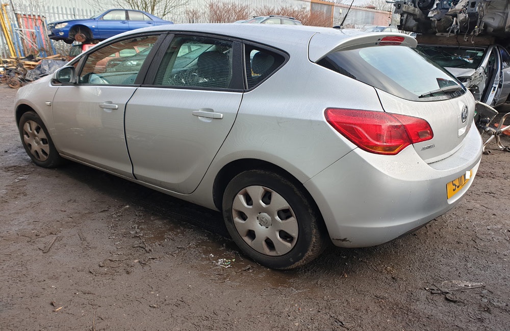 Vauxhall Astra J Exclusiv breaking parts spares 1.4 Engine A14XER Z176 Silver Doors