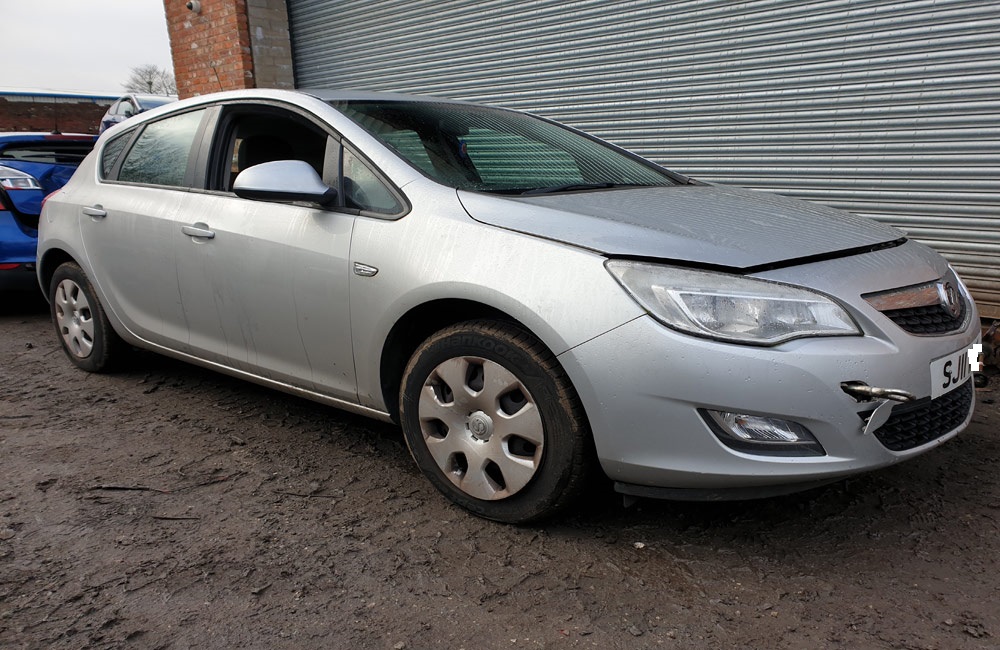 Vauxhall Astra J Exclusiv breaking parts spares 1.4 Engine A14XER Z176 Silver Doors