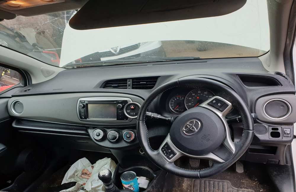 Toyota Yaris TR MK3 breaking parts spares 2011-2014 1.3 Litre 3 door hatchback white
