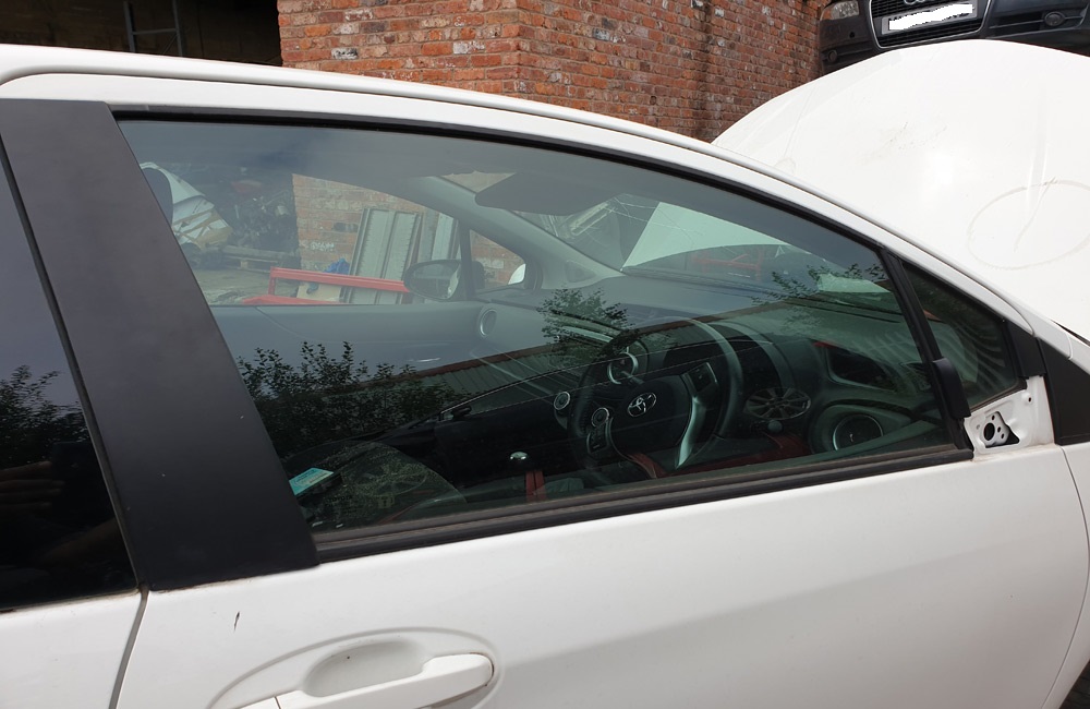 Toyota Yaris VVTI TR Door window glass driver side front